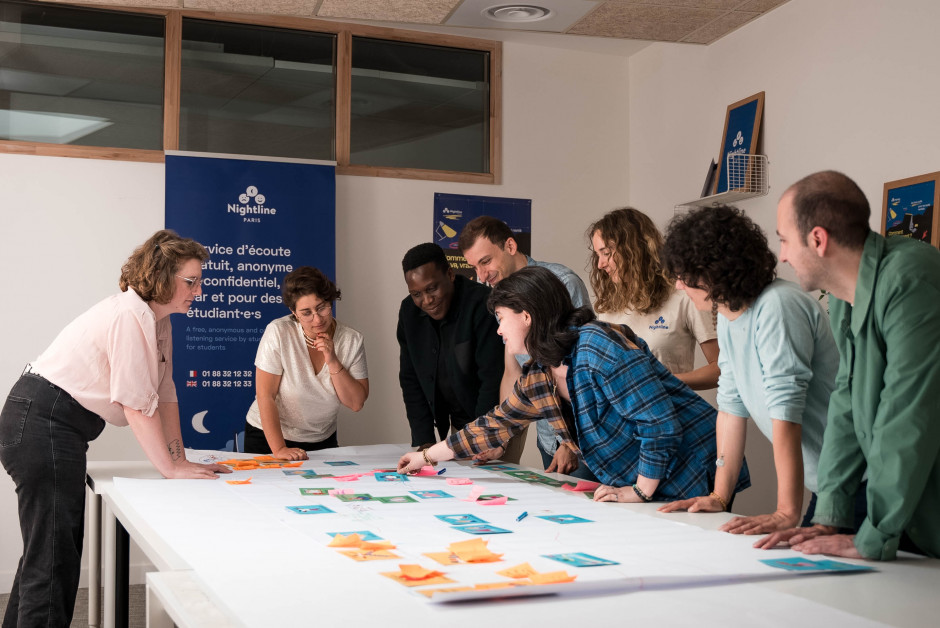 Groupe de travail analysant les risques liés à la charge mentale en entreprise.