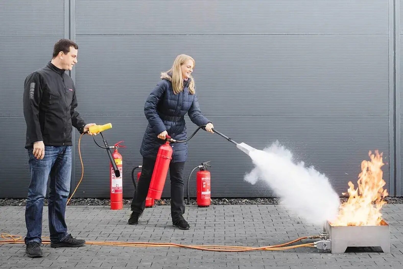 Exercice pratique de la formation Incendie dans le secteur de la logistique.