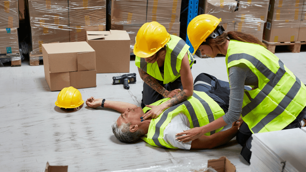 Employé suivant des Formations santé sécurité en logistique