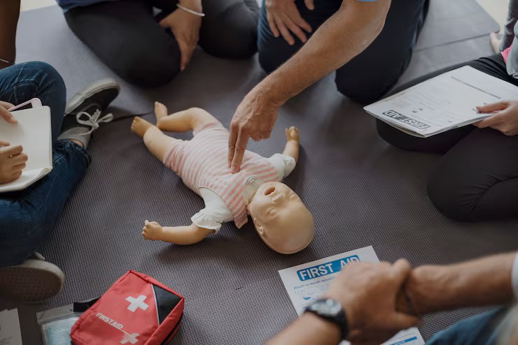 MAC SST pratique massage cardiaque mannequin bébé pendant les formations sécurité en petite enfance